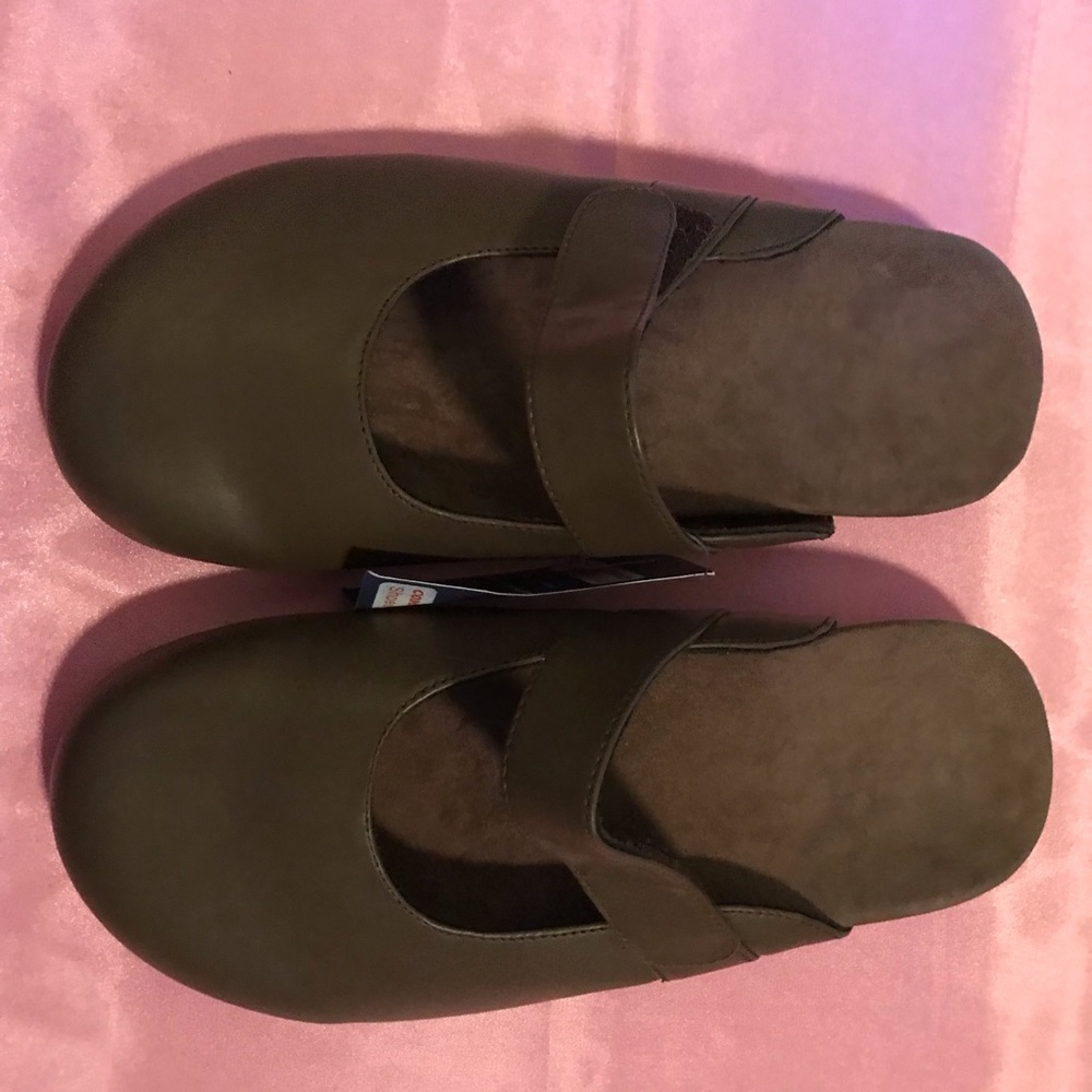 Comforthotics arch support clogs. Size 9M. Grayish brown color. New with tags.